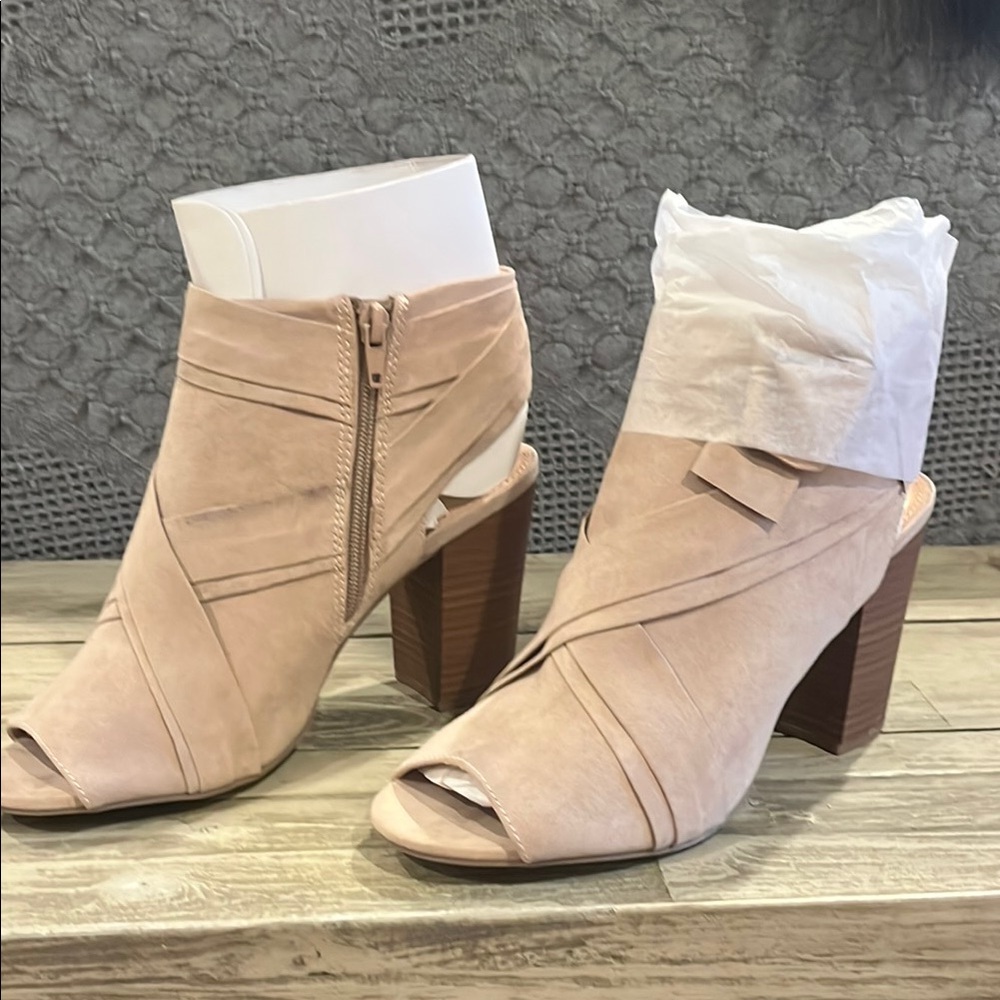LC Lauren Conrad Tan booties with Side bow.